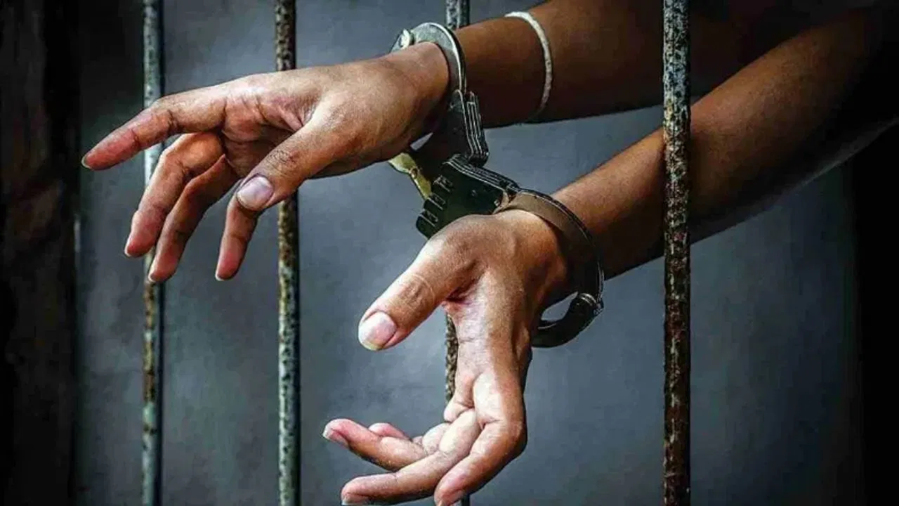 उम्र 68 साल, केस दर्ज 50, 10 साल काटी जेल… बरकत उर्फ बाबू खान ने फिर क्या किया गुनाह? पहुंचा सलाखों के पीछे उम्र 68 साल, केस दर्ज 50, 10 साल काटी जेल... बरकत उर्फ बाबू खान ने फिर क्या किया गुनाह? पहुंचा सलाखों के पीछे
