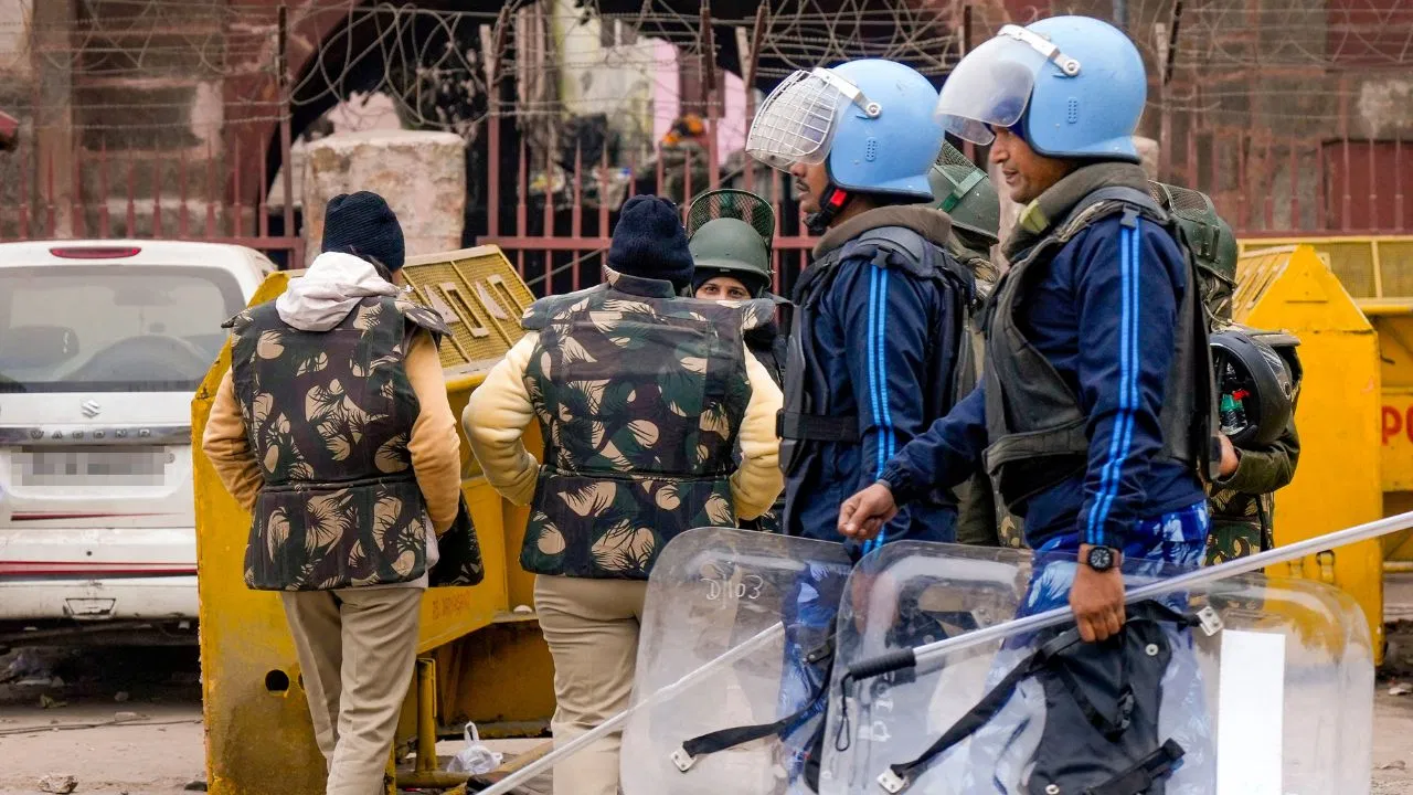 एक्शन में दिल्ली पुलिस… 48 घंटे में 854 बदमाश दबोचे गए, ‘ऑपरेशन गैंग बस्ट’ ने कैसे तोड़ी अपराधियों की रीढ़? एक्शन में दिल्ली पुलिस... 48 घंटे में 854 बदमाश दबोचे गए, 'ऑपरेशन गैंग बस्ट' ने कैसे तोड़ी अपराधियों की रीढ़?