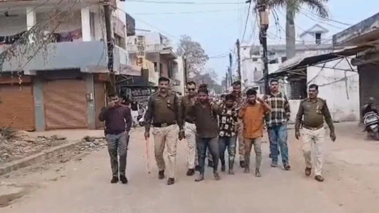 कटनी में पुलिस ने युवकों का निकाला जुलूस… छापेमारी के दौरान आबकारी टीम पर किया था हमला कटनी में पुलिस ने युवकों का निकाला जुलूस... छापेमारी के दौरान आबकारी टीम पर किया था हमला