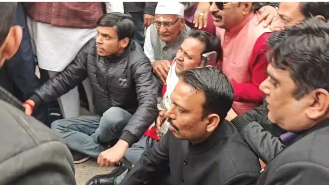 कलेक्ट्रेट गेट पर बरेली सिटी मजिस्ट्रेट का धरना, समर्थन में वकीलों ने की नारेबाजी- ‘काला कानून वापस लो…’ कलेक्ट्रेट गेट पर बरेली सिटी मजिस्ट्रेट का धरना, समर्थन में वकीलों ने की नारेबाजी- 'काला कानून वापस लो...'