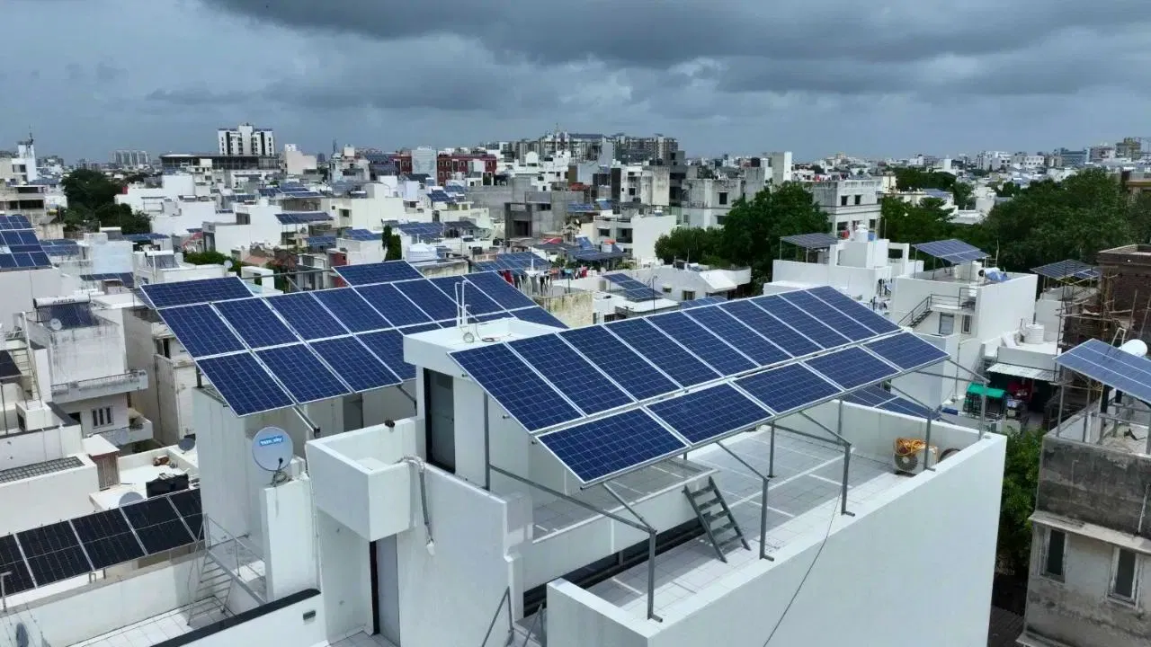 कानपुर की छतें बनीं पावर हाउस! हो रहा 64 मेगावाट बिजली का उत्पादन कानपुर की छतें बनीं पावर हाउस! हो रहा 64 मेगावाट बिजली का उत्पादन