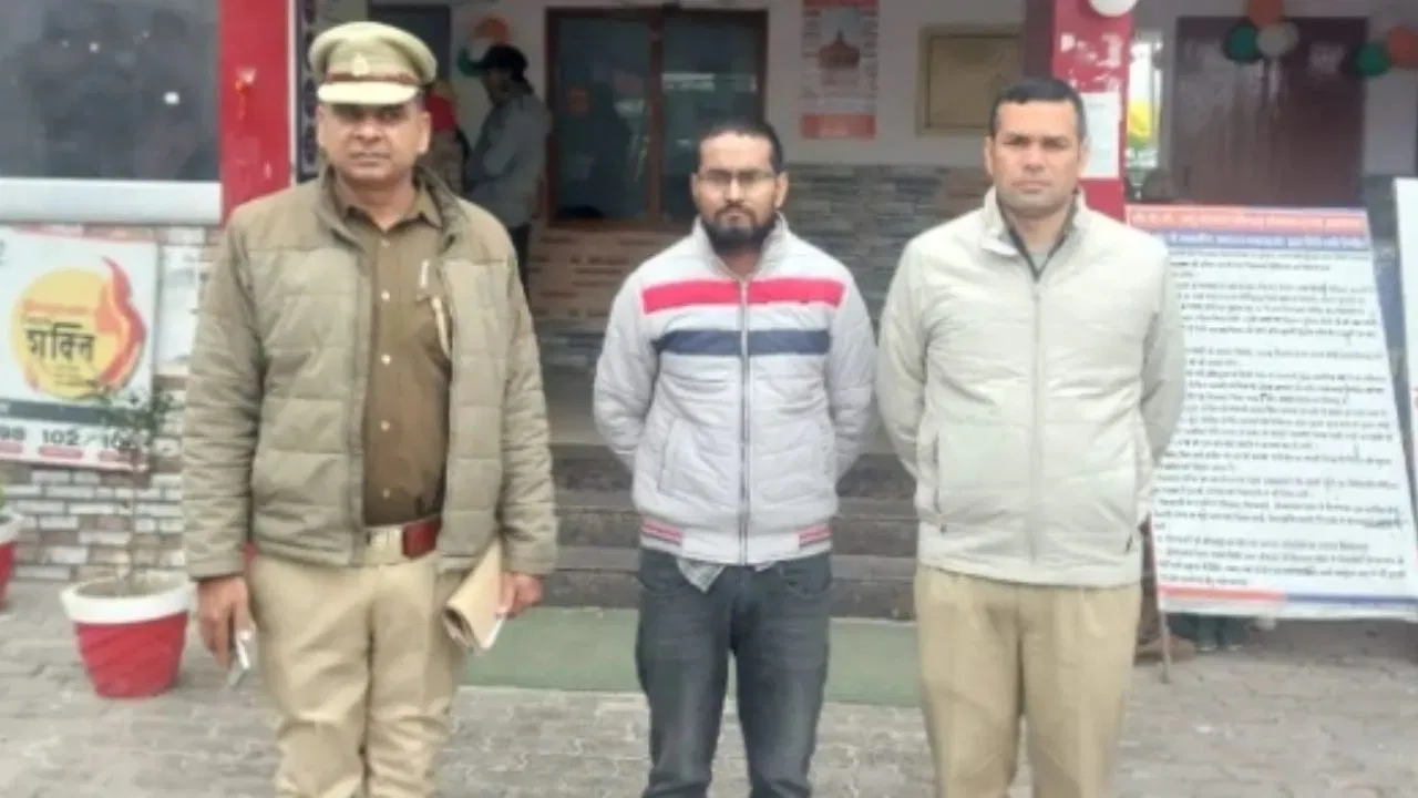 कानपुर में फर्जी IAS अरेस्ट, खुद को DM बता गर्लफ्रेंड से ऐंठे 71 लाख रुपए; ऐसे पकड़ में आया आरोपी कानपुर में फर्जी IAS अरेस्ट, खुद को DM बता गर्लफ्रेंड से ऐंठे 71 लाख रुपए; ऐसे पकड़ में आया आरोपी