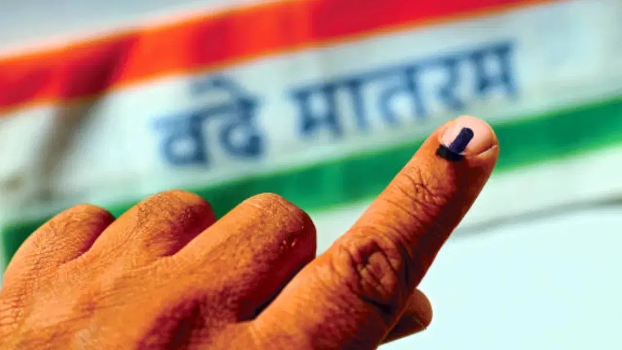 काशी से मथुरा, संभल से झांसी… UP के किस जिले में कटे कितने वोटर? काशी से मथुरा, संभल से झांसी... UP के किस जिले में कटे कितने वोटर?
