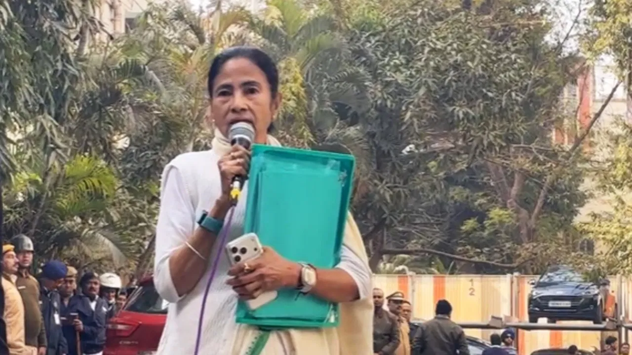 कोलकाता में बवाल, चुनाव रणनीति बनाने वाली कंपनी IPAC के ठिकानों पर ED का छापा, ममता बनर्जी भी पहुंचीं कोलकाता में बवाल, चुनाव रणनीति बनाने वाली कंपनी IPAC के ठिकानों पर ED का छापा, ममता बनर्जी भी पहुंचीं
