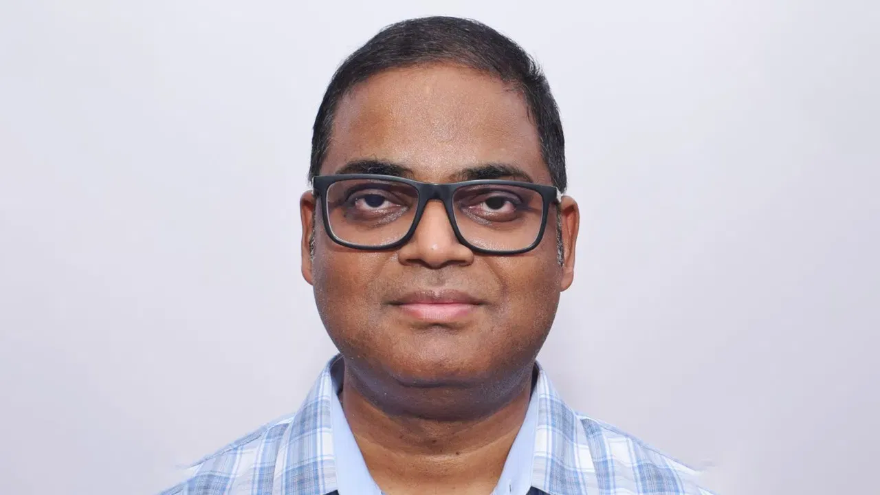 कौन हैं IAS कृष्णा करुणेश? युवराज मेहता केस के बाद जो बने नोएडा अथॉरिटी के नए CEO कौन हैं IAS कृष्णा करुणेश? युवराज मेहता केस के बाद जो बने नोएडा अथॉरिटी के नए CEO