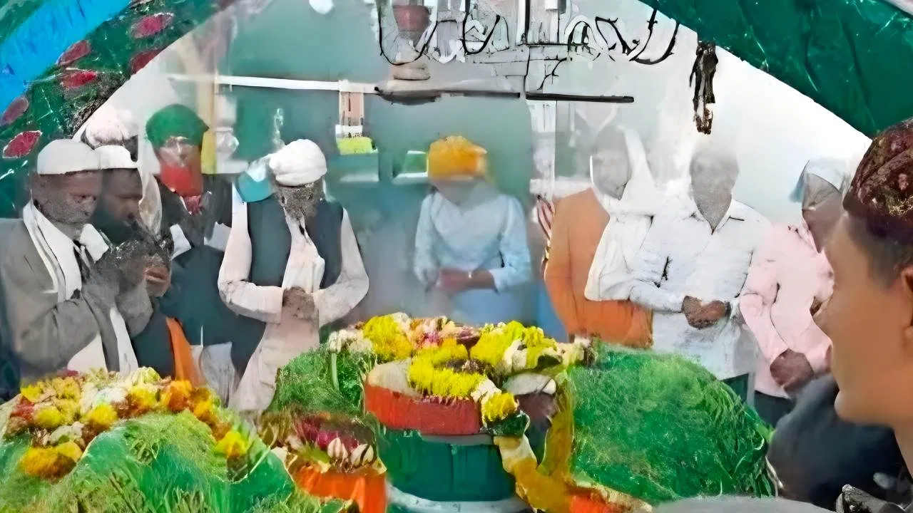 खंडवा में संतान प्राप्ति के लिए इस जगह पहुंचते हैं दंपति, हिंदू-मुस्लिम सब टेकते हैं माथा… हर साल लगता है अनोखा मेला खंडवा में संतान प्राप्ति के लिए इस जगह पहुंचते हैं दंपति, हिंदू-मुस्लिम सब टेकते हैं माथा... हर साल लगता है अनोखा मेला