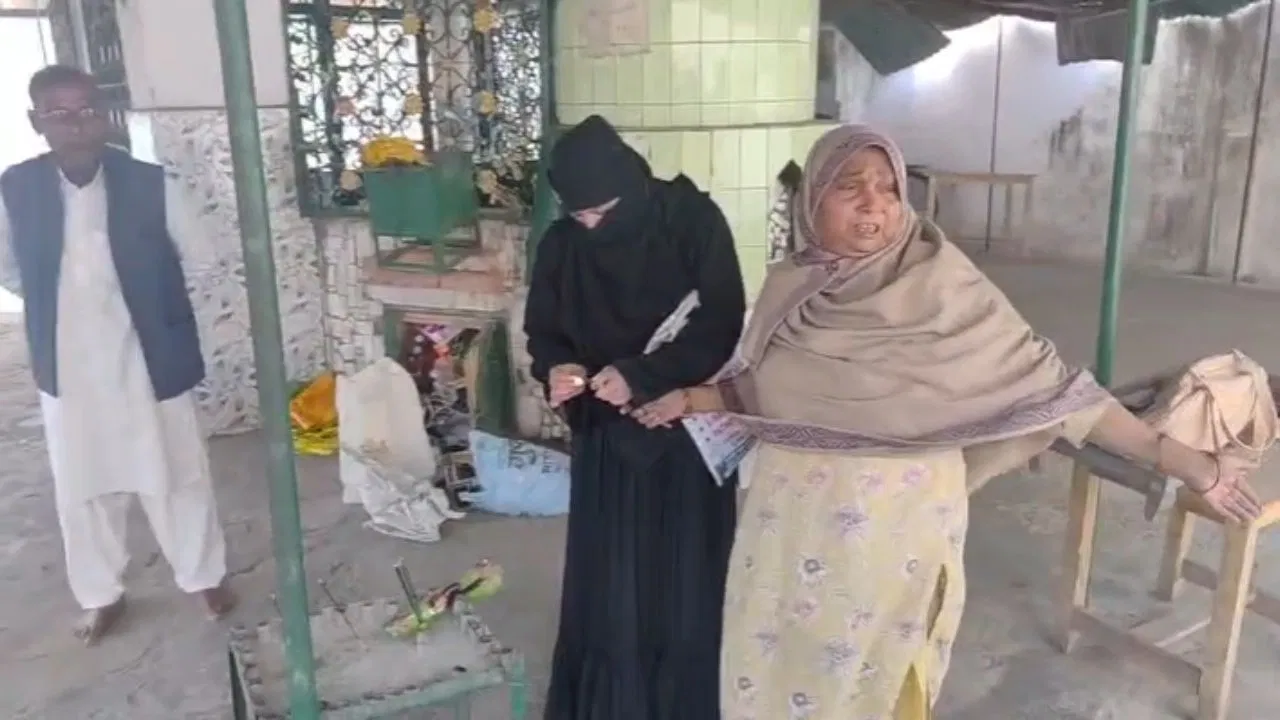 ‘खुद हटा लें मजार, नहीं तो…’, 600 साल पुराना इतिहास, KGMU ने चिपकाया नोटिस; 15 दिन का दिया समय 'खुद हटा लें मजार, नहीं तो...', 600 साल पुराना इतिहास, KGMU ने चिपकाया नोटिस; 15 दिन का दिया समय