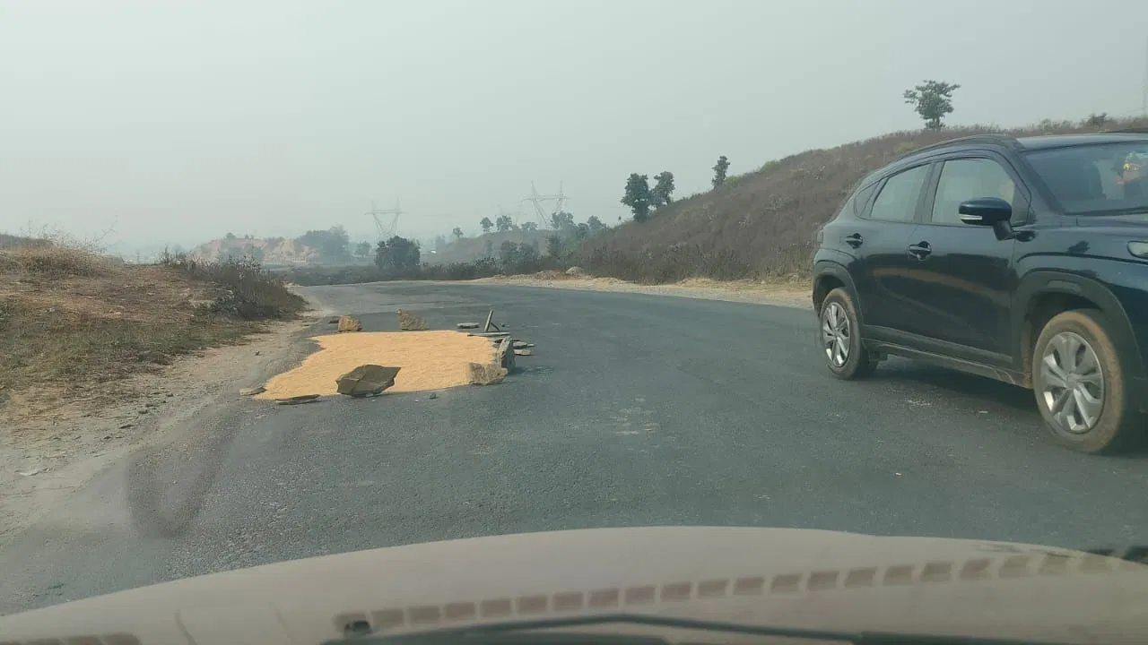 गजब! किसान ने हाईवे को बना डाला खलिहान, सड़क पर सूखने के लिए डाला गेहूं; गाड़ियां खड़ी कर देखने लगे लोग गजब! किसान ने हाईवे को बना डाला खलिहान, सड़क पर सूखने के लिए डाला गेहूं; गाड़ियां खड़ी कर देखने लगे लोग