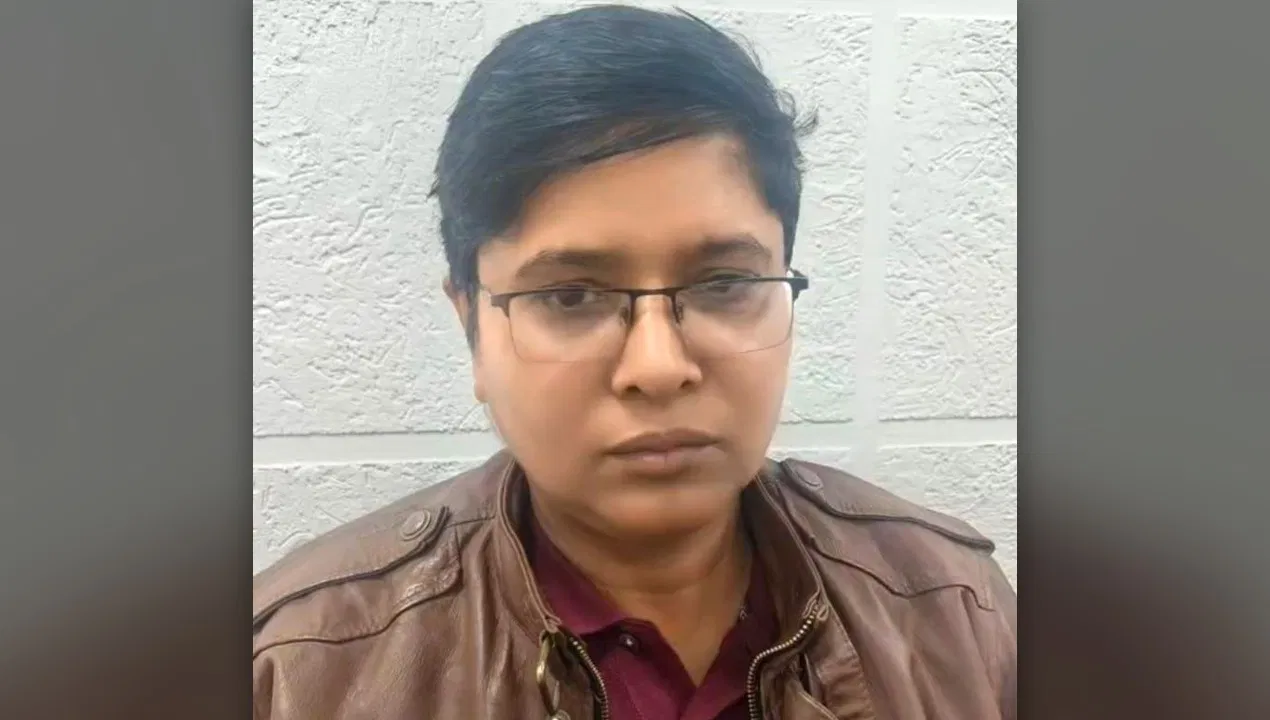 गाजियाबाद में पहला एनकाउंटर करने वाली महिला अफसर, दूसरी बार ली रिश्वत तो हो गई गिरफ्तारी… कौन है दरोगा भुवनेश्वरी सिंह? गाजियाबाद में पहला एनकाउंटर करने वाली महिला अफसर, दूसरी बार ली रिश्वत तो हो गई गिरफ्तारी... कौन है दरोगा भुवनेश्वरी सिंह?