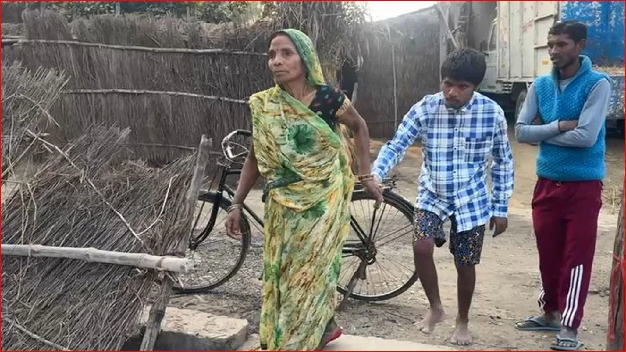 गाजीपुर के 12 गांवों में ऐसा क्या हुआ… अपने ही बच्चों को जंजीरों में बांधकर रख रहे माता-पिता, कारण जानकर कांप जाएगी रूह गाजीपुर के 12 गांवों में ऐसा क्या हुआ... अपने ही बच्चों को जंजीरों में बांधकर रख रहे माता-पिता, कारण जानकर कांप जाएगी रूह
