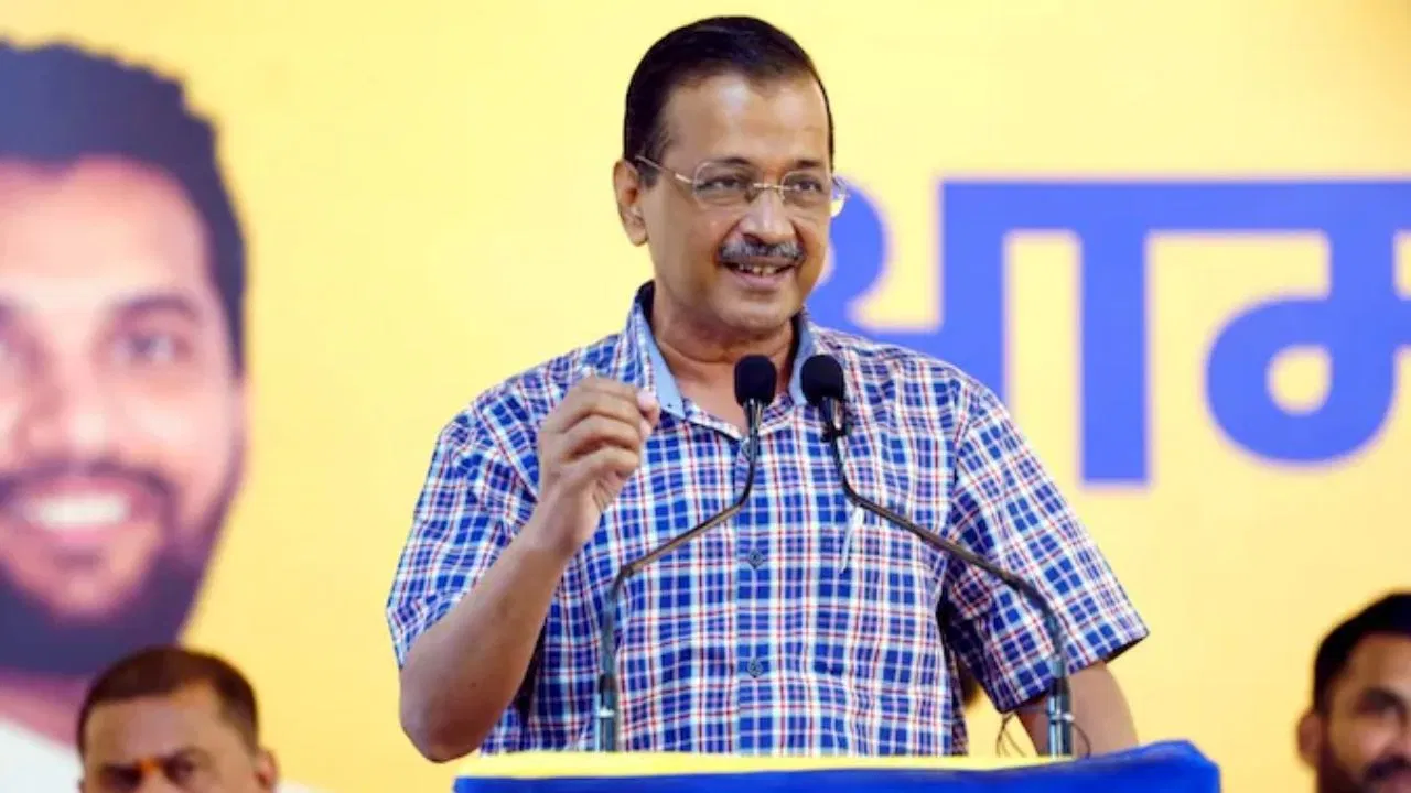 गुजरात: जहां होना था केजरीवाल का कार्यक्रम, वहां पुलिस ने मारी रेड, AAP हुई हमलावर गुजरात: जहां होना था केजरीवाल का कार्यक्रम, वहां पुलिस ने मारी रेड, AAP हुई हमलावर