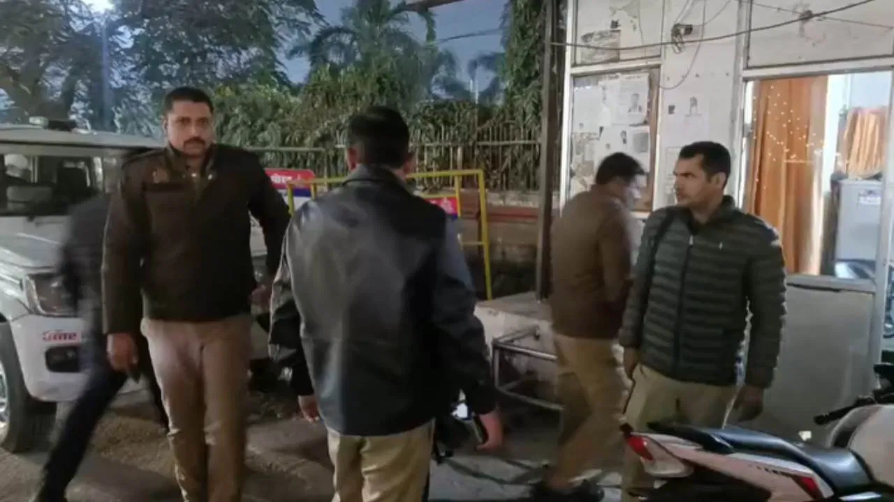 गोरखपुर रेलवे स्टेशन के पास घूम रहा था… पुलिस को देखते ही भागा, पकड़ा गया तो बैग से निकले 50 लाख गोरखपुर रेलवे स्टेशन के पास घूम रहा था... पुलिस को देखते ही भागा, पकड़ा गया तो बैग से निकले 50 लाख