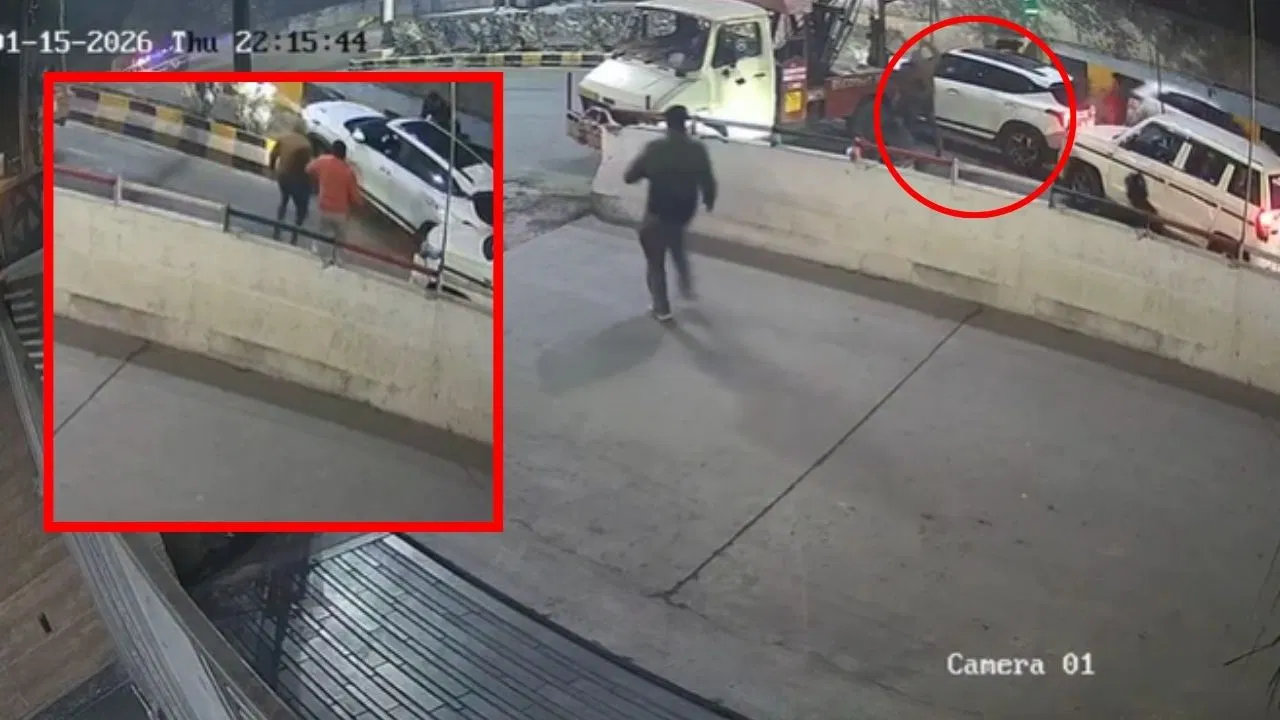 गोली-बंदूक दिखाकर नहीं डंडा पीटकर पकड़े कार चोर, देखें दिल्ली पुलिस की बहादुरी का ये Video गोली-बंदूक दिखाकर नहीं डंडा पीटकर पकड़े कार चोर, देखें दिल्ली पुलिस की बहादुरी का ये Video