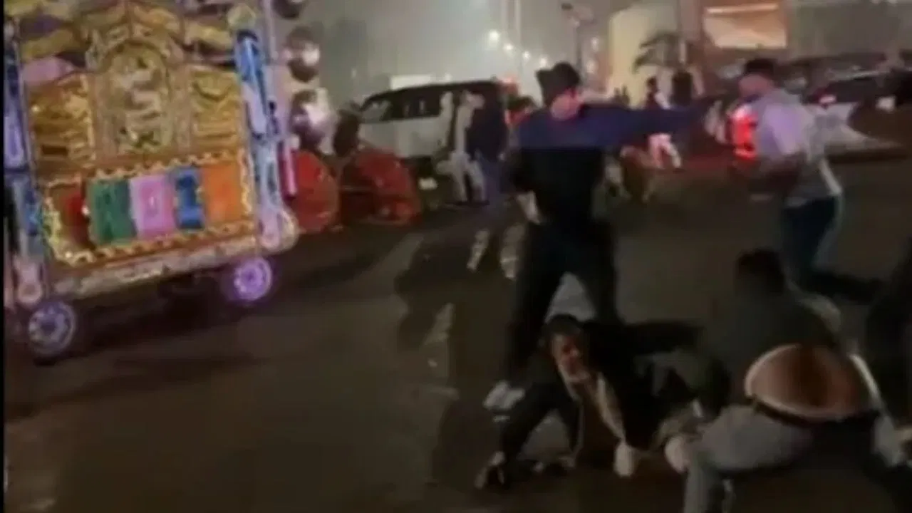 ग्रेटर नोएडा में बारात पर हमला, 40 दबंगों ने लाठी-डंडों से पीटा; मच गई भगदड़… 10 लोग ICU में भर्ती ग्रेटर नोएडा में बारात पर हमला, 40 दबंगों ने लाठी-डंडों से पीटा; मच गई भगदड़... 10 लोग ICU में भर्ती