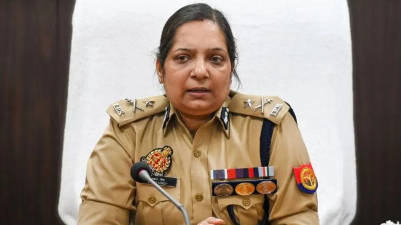 ग्रेटर नोएडा: लिफ्ट में महिला से चेन स्नैचिंग, पुलिस कमिश्नर ने SHO और ACP को हटाया… 24 घंटे में आरोपी गिरफ्तार ग्रेटर नोएडा: लिफ्ट में महिला से चेन स्नैचिंग, पुलिस कमिश्नर ने SHO और ACP को हटाया... 24 घंटे में आरोपी गिरफ्तार