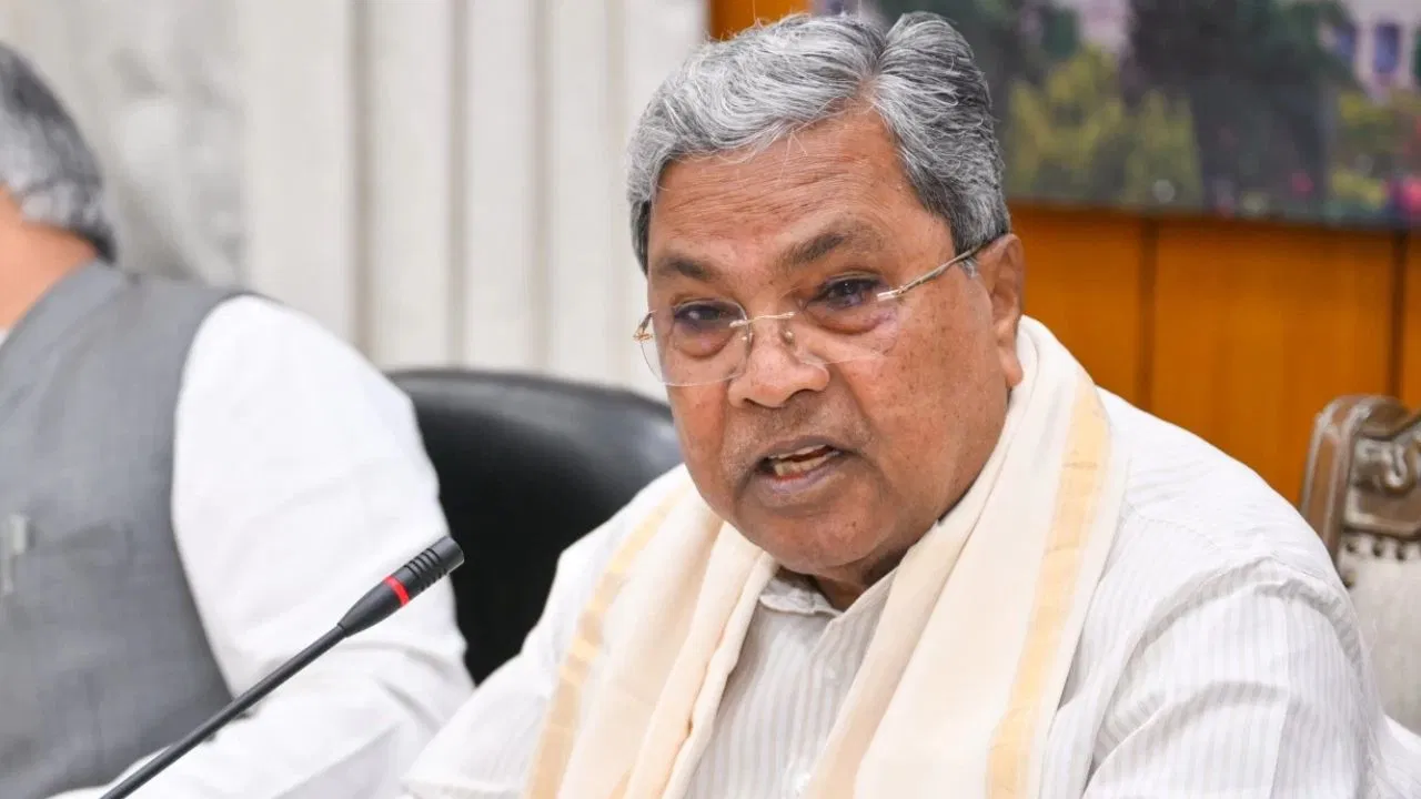 घमासान के बीच सिद्धारमैया रच रहे इतिहास, सबसे लंबे समय तक कर्नाटक सीएम रहने का कल बना देंगे रिकॉर्ड घमासान के बीच सिद्धारमैया रच रहे इतिहास, सबसे लंबे समय तक कर्नाटक सीएम रहने का कल बना देंगे रिकॉर्ड
