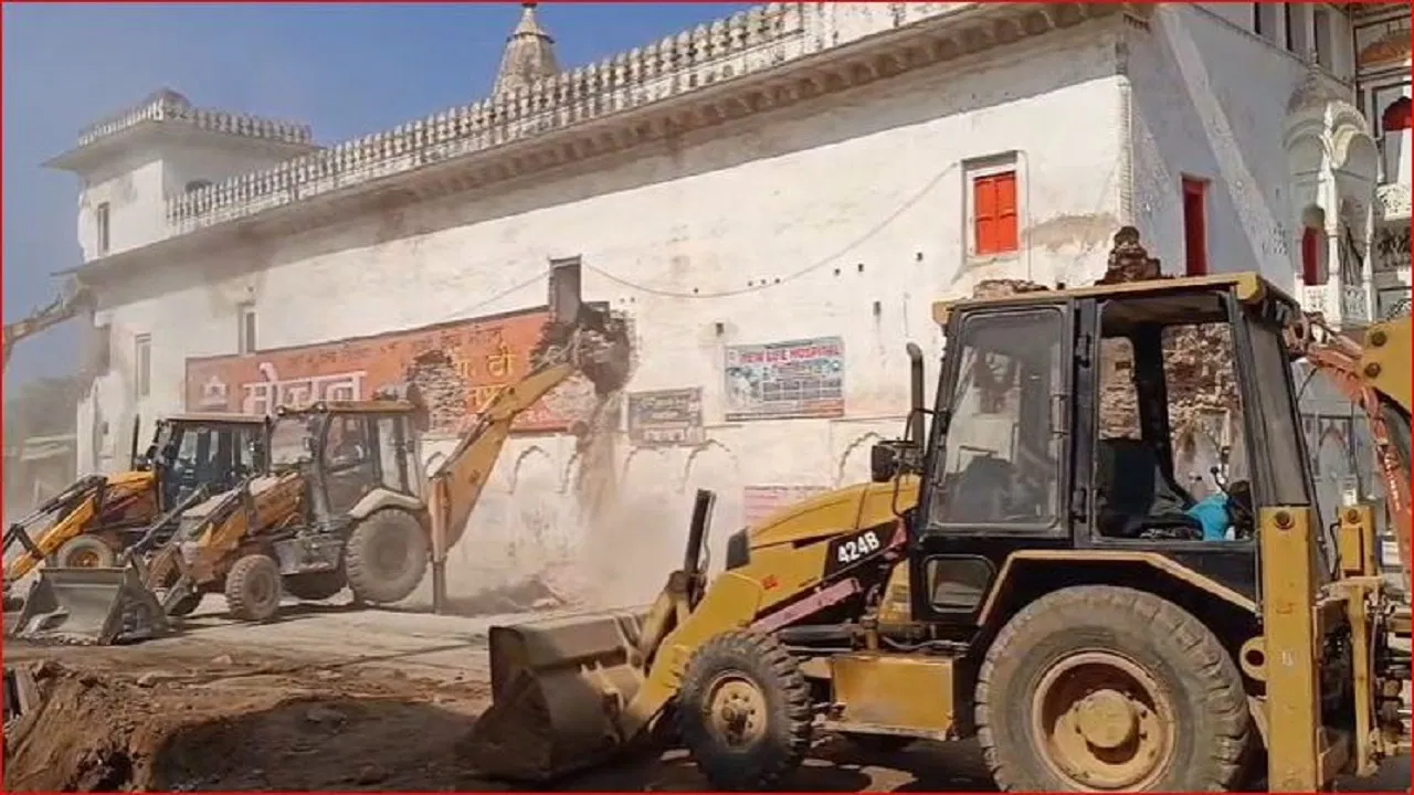 चित्रकूट के गौरीहार मंदिर को गिराने पहुंचा बुलडोजर, तभी कोर्ट का पहुंचा स्टे ऑर्डर, ढहने से बच गई दीवार चित्रकूट के गौरीहार मंदिर को गिराने पहुंचा बुलडोजर, तभी कोर्ट का पहुंचा स्टे ऑर्डर, ढहने से बच गई दीवार