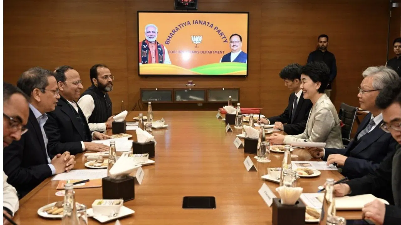 चीनी डेलिगेशन पर घमासान! कांग्रेस में दो फाड़, क्यों खामोश हो गए सलमान खुर्शीद? चीनी डेलिगेशन पर घमासान! कांग्रेस में दो फाड़, क्यों खामोश हो गए सलमान खुर्शीद?