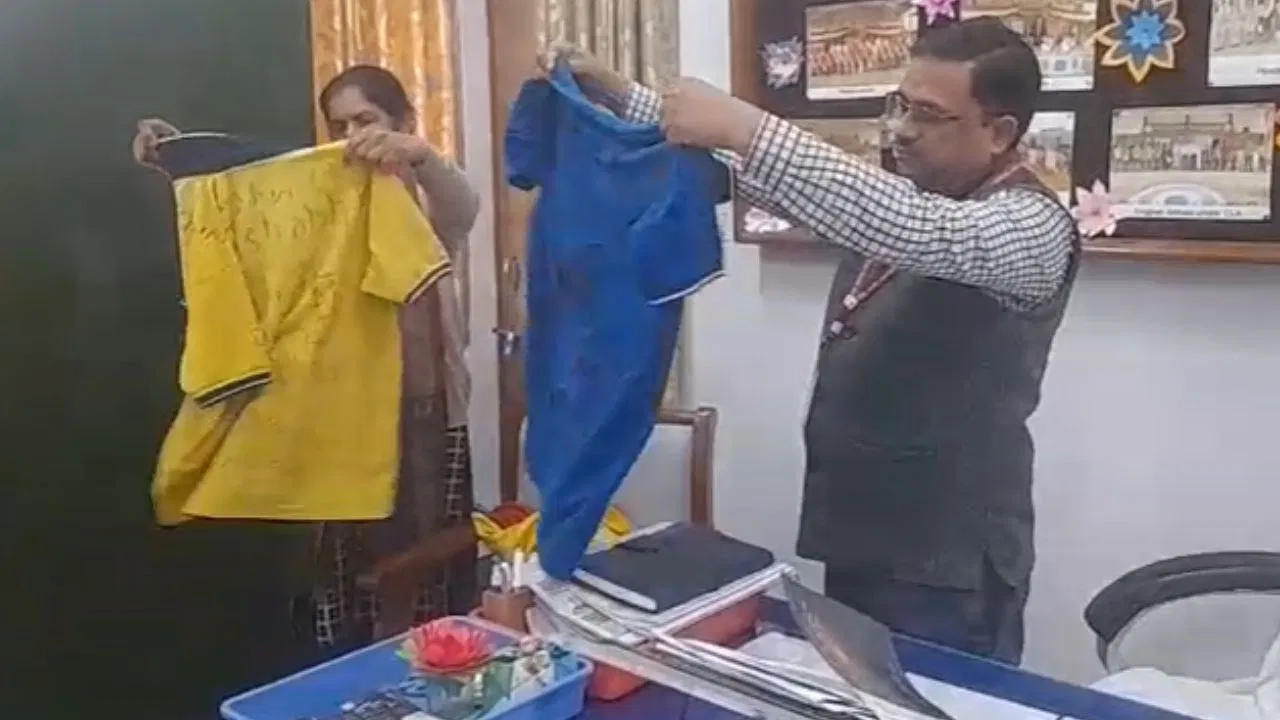 जबलपुर: स्कूल में छात्राओं की टी-शर्ट उतरवाने पर मचा बवाल, प्रिंसिपल ने दी सफाई, बोले- इरादा गलत नहीं था जबलपुर: स्कूल में छात्राओं की टी-शर्ट उतरवाने पर मचा बवाल, प्रिंसिपल ने दी सफाई, बोले- इरादा गलत नहीं था