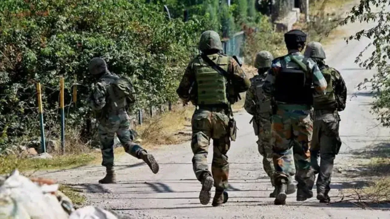 जम्मू कश्मीर के किश्तवाड़ में मुठभेड़, सुरक्षाबलों-आतंकियों के बीच भीषण गोलीबारी… सेना के 3 जवान घायल जम्मू कश्मीर के किश्तवाड़ में मुठभेड़, सुरक्षाबलों-आतंकियों के बीच भीषण गोलीबारी... सेना के 3 जवान घायल