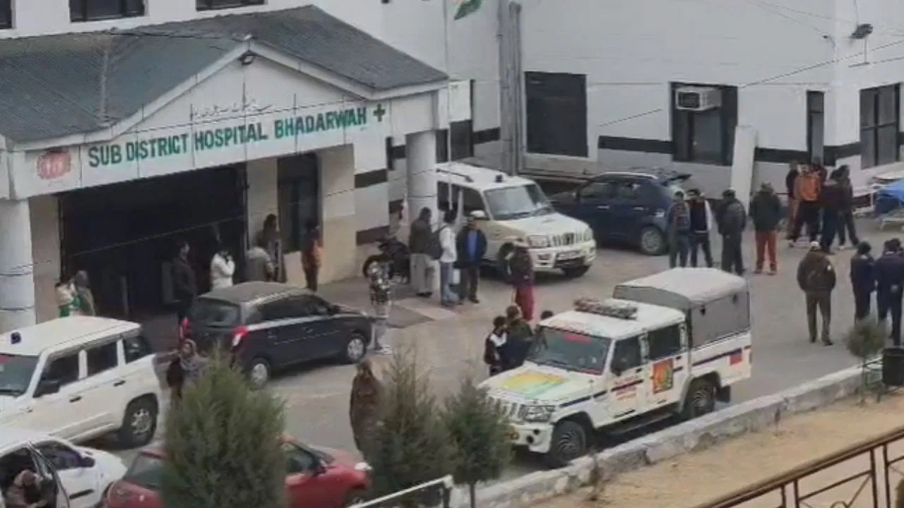 जम्मू-कश्मीर के डोडा में बड़ा हादसा, खाई में गिरा सेना का वाहन, 10 जवान शहीद, 10 घायल जम्मू-कश्मीर के डोडा में बड़ा हादसा, खाई में गिरा सेना का वाहन, 10 जवान शहीद, 10 घायल