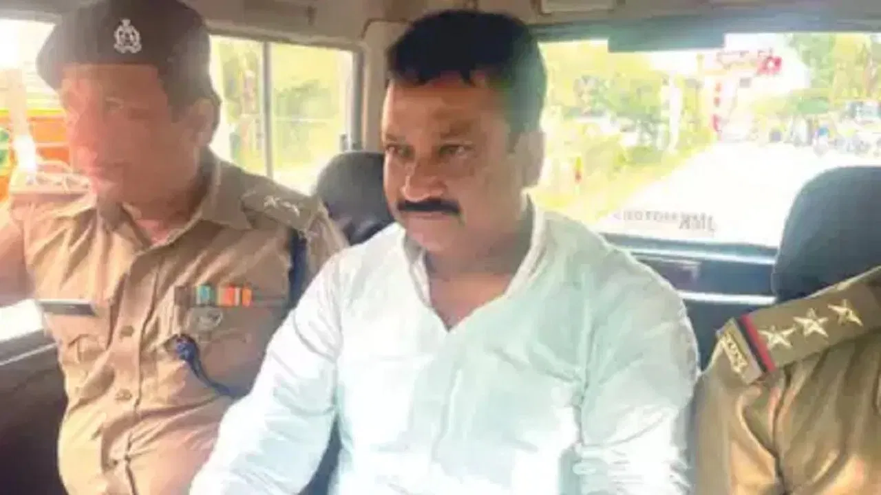 झांसी: जेल में बंद पूर्व सपा विधायक दीपनारायण यादव की पुलिस को मिली रिमांड, रंगदारी के मामले में किए थे सरेंडर झांसी: जेल में बंद पूर्व सपा विधायक दीपनारायण यादव की पुलिस को मिली रिमांड, रंगदारी के मामले में किए थे सरेंडर
