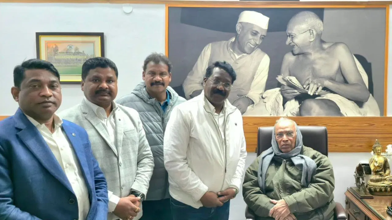 झारखंड: हमारे मंत्री ही हमें गंभीरता से नहीं लेते… कांग्रेस के 5 नाराज विधायकों ने की खरगे से मुलाकात झारखंड: हमारे मंत्री ही हमें गंभीरता से नहीं लेते... कांग्रेस के 5 नाराज विधायकों ने की खरगे से मुलाकात