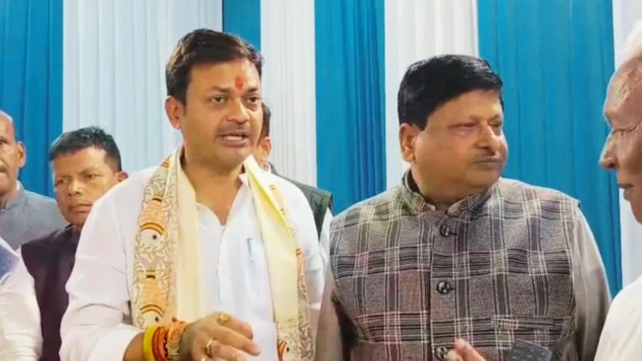 टेबल पर धूल, मेडिकल कॉलेज का काम अधूरा… भड़क गए मंत्री संजय सिंह, सबके सामने कंपनी के GM की लगाई क्लास टेबल पर धूल, मेडिकल कॉलेज का काम अधूरा... भड़क गए मंत्री संजय सिंह, सबके सामने कंपनी के GM की लगाई क्लास