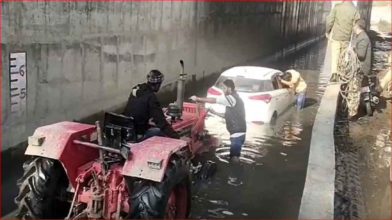 टोल के 125 रुपये बचाने चला था कार ड्राइवर, मारा ऐसा शॉर्टकट, जान पर बन आई… करना पड़ा रेस्क्यू टोल के 125 रुपये बचाने चला था कार ड्राइवर, मारा ऐसा शॉर्टकट, जान पर बन आई... करना पड़ा रेस्क्यू