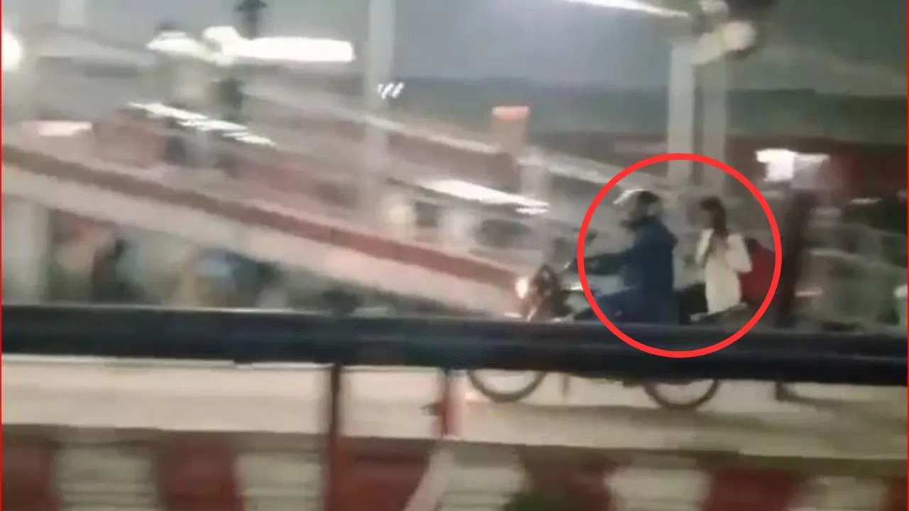 ट्रेन रुकी, लड़की को बैठाया, फिर रेलवे स्टेशन के प्लेटफार्म-6 पर युवक ने दौड़ाई बाइक… गोरखपुर का Video वायरल ट्रेन रुकी, लड़की को बैठाया, फिर रेलवे स्टेशन के प्लेटफार्म-6 पर युवक ने दौड़ाई बाइक... गोरखपुर का Video वायरल
