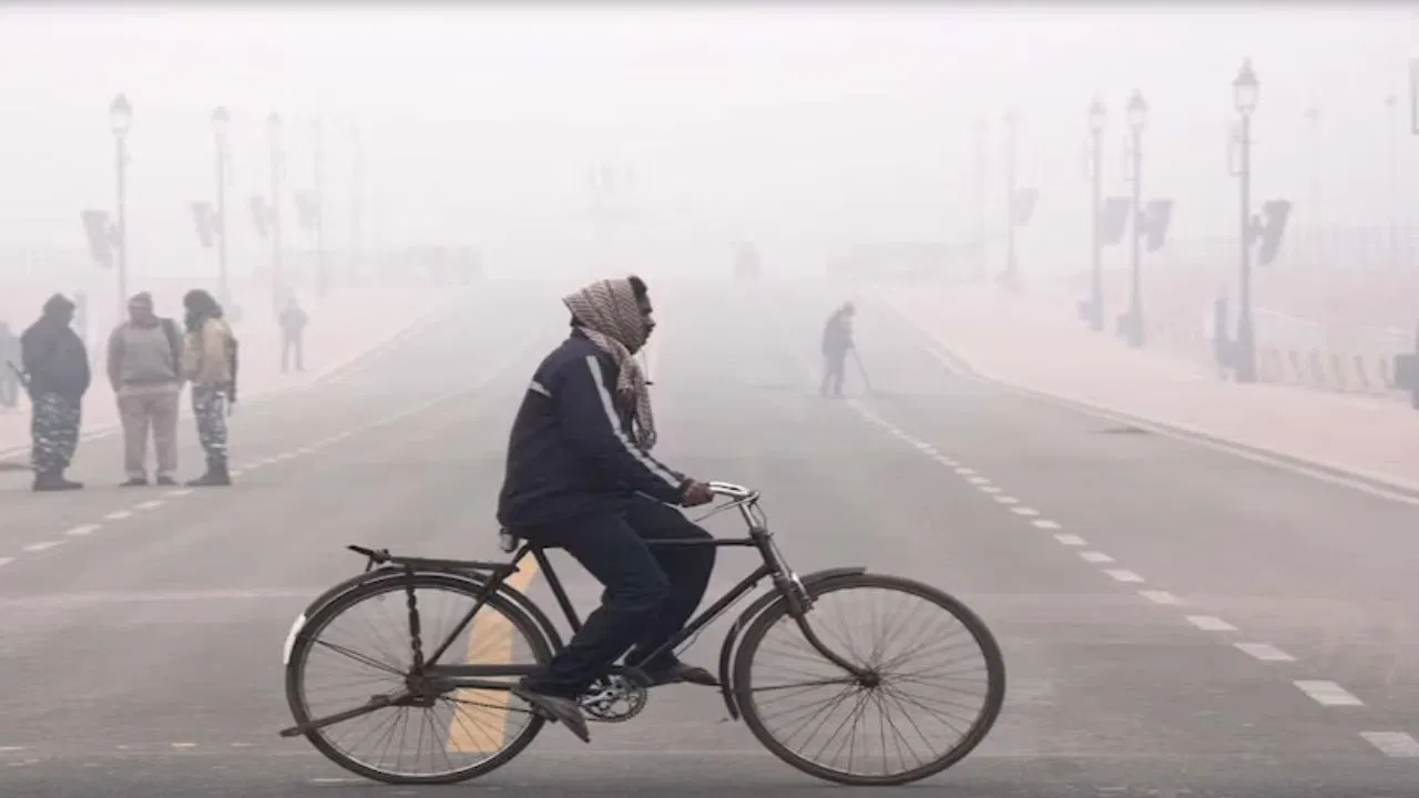 ठंड से ठिठुरा दिल्ली-NCR, शीतलहर का दौर जारी, IMD का येलो अलर्ट, AQI अब भी 300 के पार ठंड से ठिठुरा दिल्ली-NCR, शीतलहर का दौर जारी, IMD का येलो अलर्ट, AQI अब भी 300 के पार