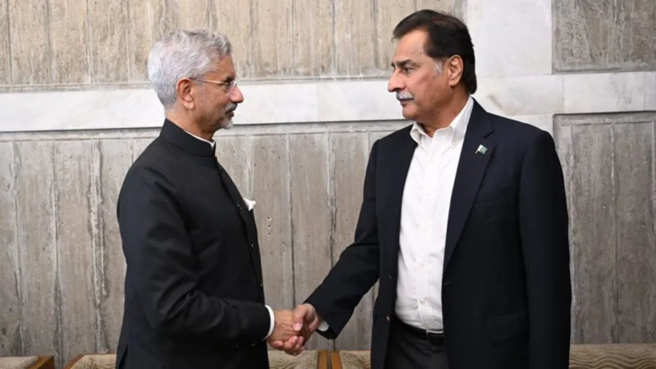 ढाका में PAK के स्पीकर से मिले विदेश मंत्री जयशंकर, पहलगाम के बाद दोनों देशों के बीच यह पहली बड़ी मुलाकात ढाका में PAK के स्पीकर से मिले विदेश मंत्री जयशंकर, पहलगाम के बाद दोनों देशों के बीच यह पहली बड़ी मुलाकात