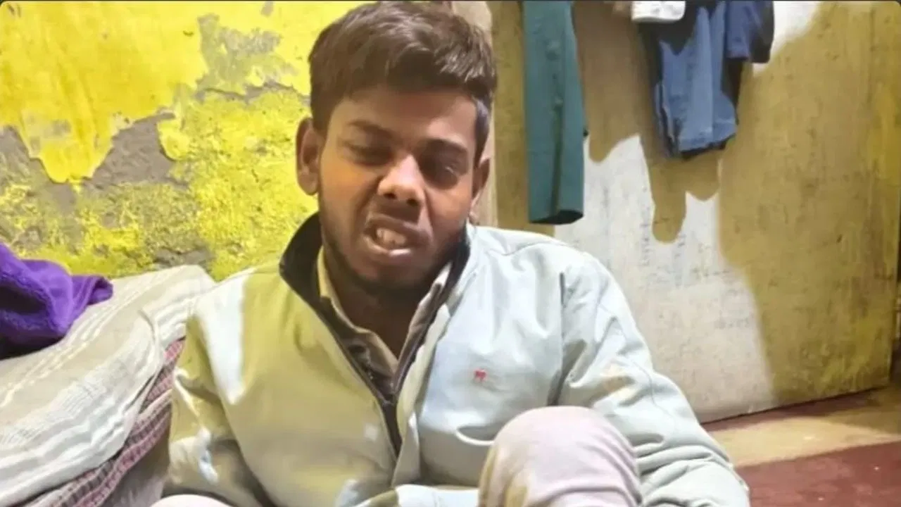 तलवों पर इतना मारा कि टूट गए 2 डंडे, प्लास से नाखून उखाडे़; दूध बेचने वाले युवक के साथ आगरा पुलिस की बर्बरता तलवों पर इतना मारा कि टूट गए 2 डंडे, प्लास से नाखून उखाडे़; दूध बेचने वाले युवक के साथ आगरा पुलिस की बर्बरता