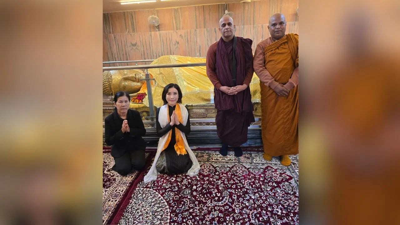 थाईलैंड की महारानी पहुंचीं कुशीनगर, बुद्ध की लेटी हुई प्रतिमा पर चढ़ाया चीवर, उप प्रधानमंत्री बोर्नवॉर्नसाक संग की विशेष पूजा थाईलैंड की महारानी पहुंचीं कुशीनगर, बुद्ध की लेटी हुई प्रतिमा पर चढ़ाया चीवर, उप प्रधानमंत्री बोर्नवॉर्नसाक संग की विशेष पूजा