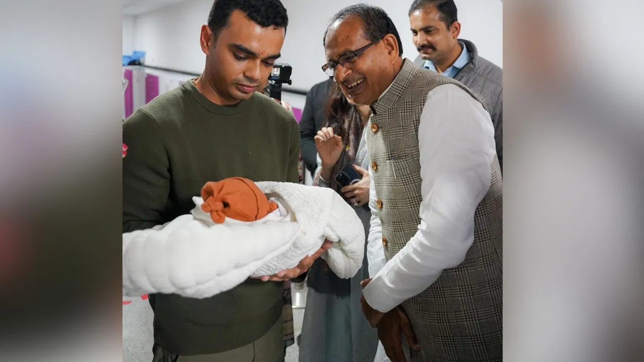 दादा बने शिवराज चौहान, बड़ी बहू ने दिया बेटी को जन्म, मंत्री बोले- घर आई ‘लाडली लक्ष्मी’ दादा बने शिवराज चौहान, बड़ी बहू ने दिया बेटी को जन्म, मंत्री बोले- घर आई 'लाडली लक्ष्मी'