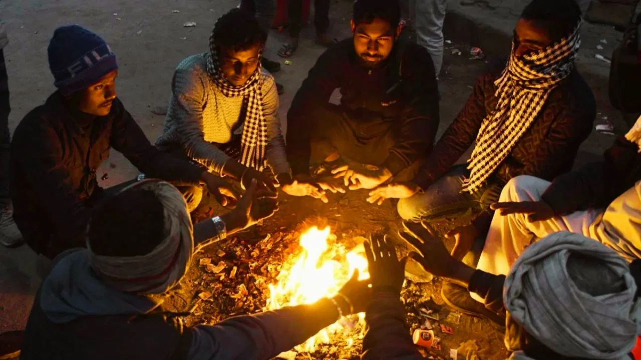 दिल्ली में अभी और लुढ़केगा पारा… बढ़ेगी ठिठुरन, घने कोहरे का अलर्ट दिल्ली में अभी और लुढ़केगा पारा... बढ़ेगी ठिठुरन, घने कोहरे का अलर्ट