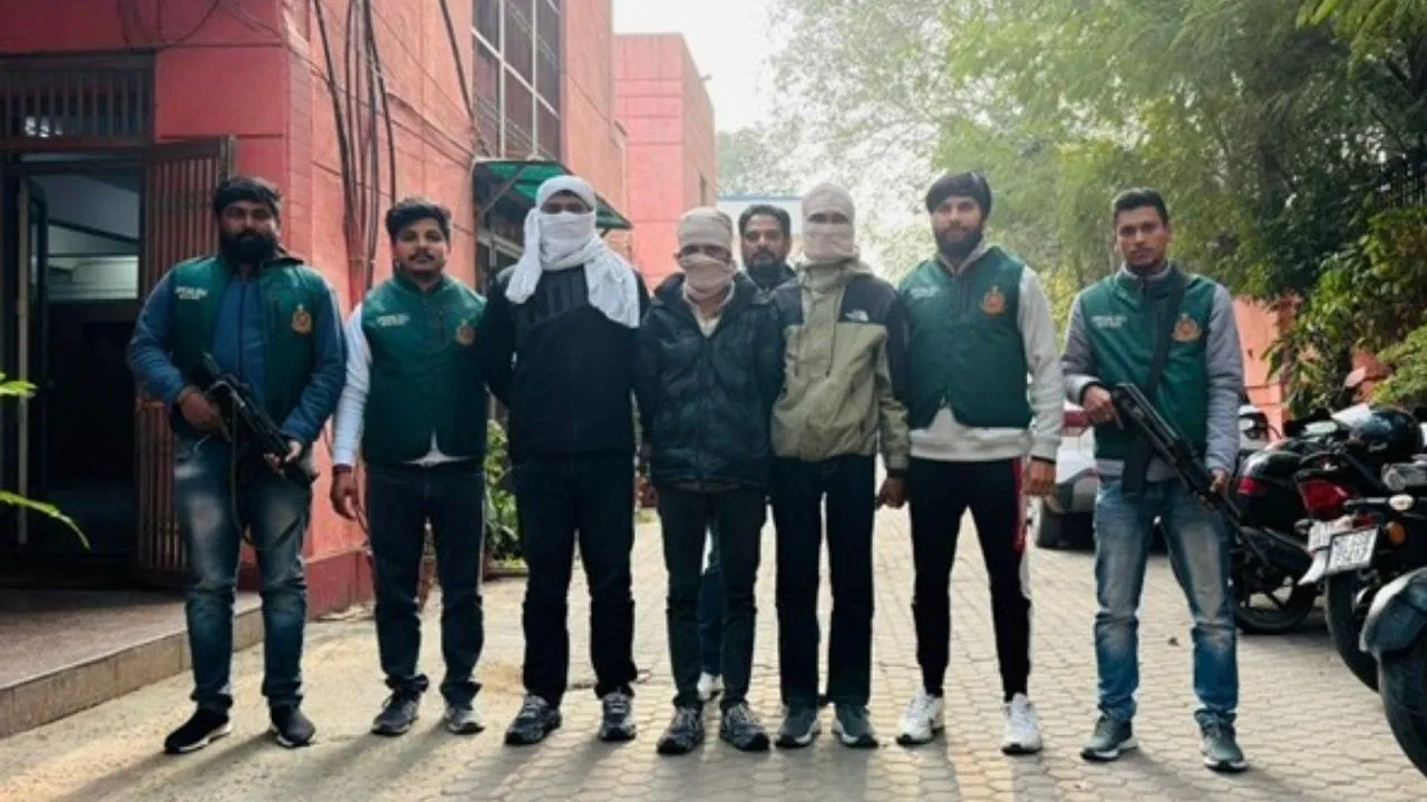 दिल्ली में हिमांशु भाऊ गैंग के 3 शूटर अरेस्ट, पुलिस ने नाकाम की बदले की साजिश दिल्ली में हिमांशु भाऊ गैंग के 3 शूटर अरेस्ट, पुलिस ने नाकाम की बदले की साजिश