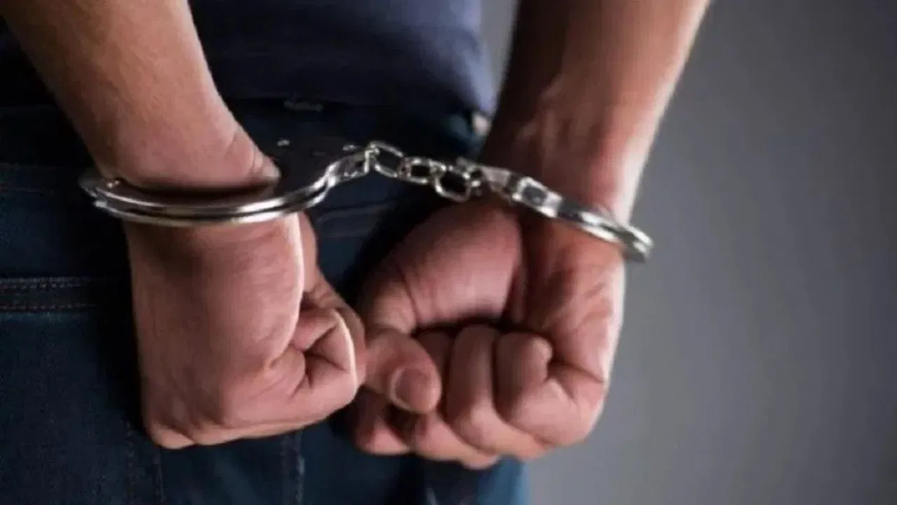 दिल्ली: वाहन लोन फ्रॉड गैंग का भंडाफोड़, 3 आरोपी गिरफ्तार, फर्जी दस्तावेज समेत कई गाड़ियां बरामद दिल्ली: वाहन लोन फ्रॉड गैंग का भंडाफोड़, 3 आरोपी गिरफ्तार, फर्जी दस्तावेज समेत कई गाड़ियां बरामद