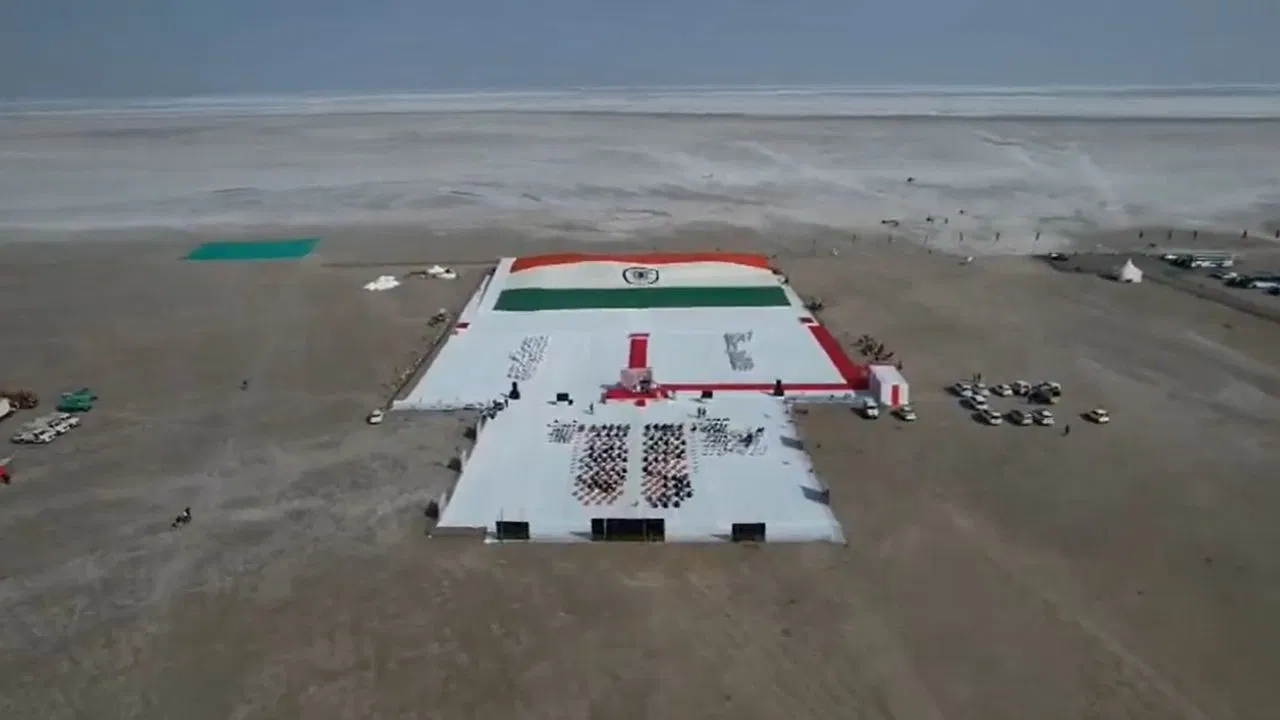 देशभक्ति और स्वदेशी शक्ति का अनोखा संगम… ‘कच्छ के रण’ में लहराया दुनिया का सबसे बड़ा तिरंगा देशभक्ति और स्वदेशी शक्ति का अनोखा संगम... 'कच्छ के रण' में लहराया दुनिया का सबसे बड़ा तिरंगा
