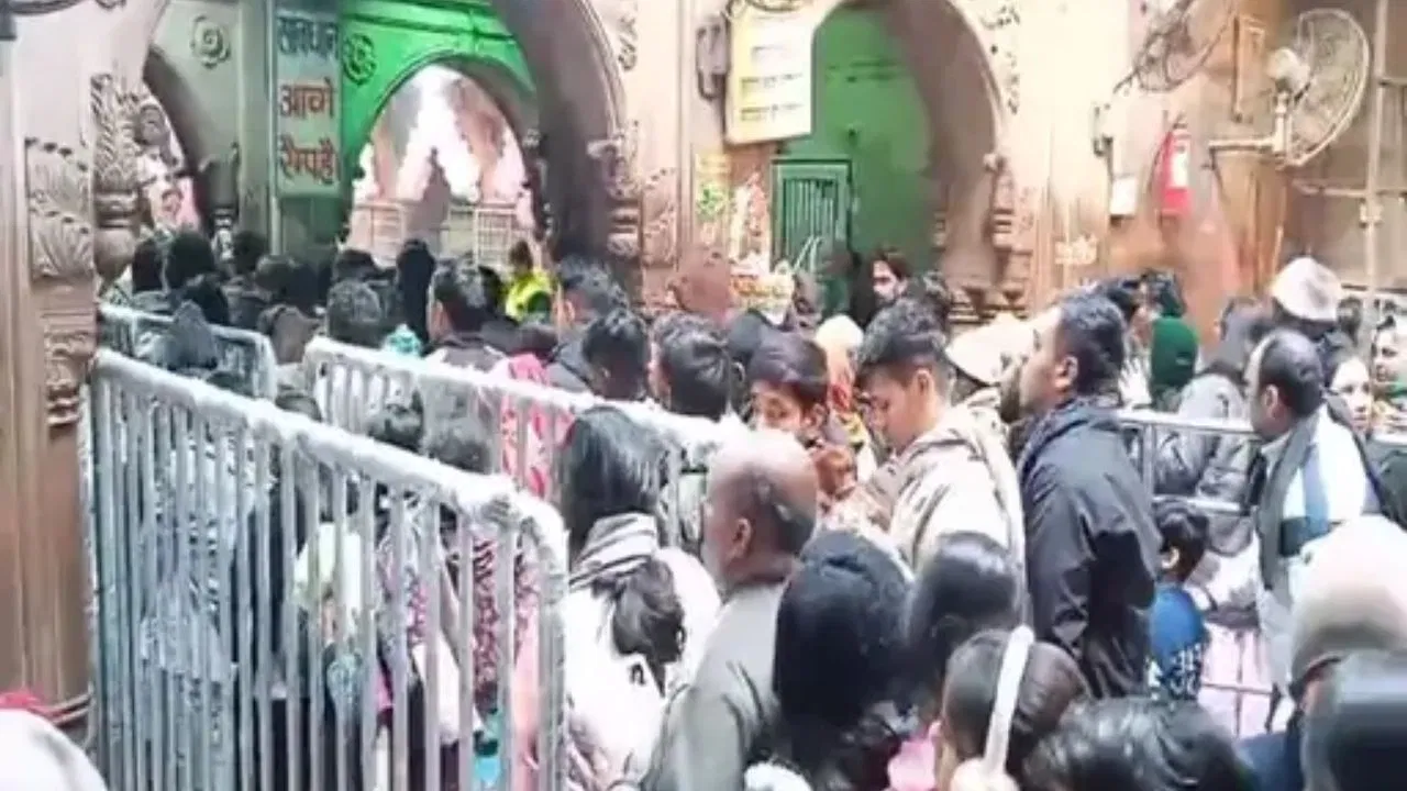न भीड़ की टेंशन, न धक्का-मुक्की… अब आसानी से होंगे बांके बिहारी के दर्शन, मंदिर में लगाई जा रही रेलिंग न भीड़ की टेंशन, न धक्का-मुक्की... अब आसानी से होंगे बांके बिहारी के दर्शन, मंदिर में लगाई जा रही रेलिंग