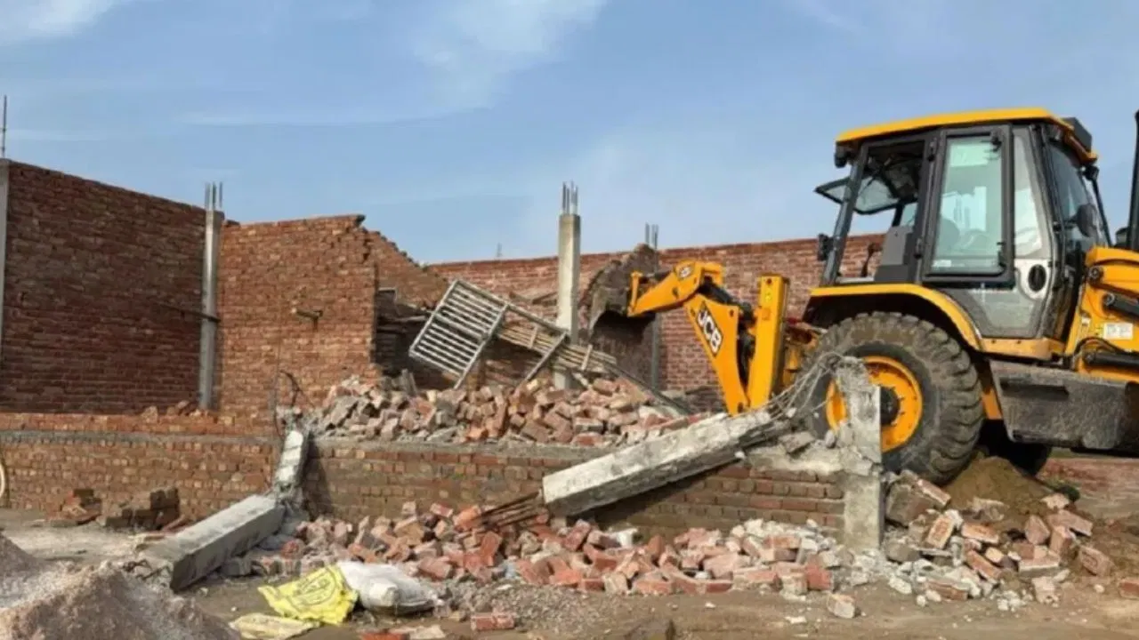 नए साल के दूसरे दिन पटना में गरजा बुलडोजर, प्रशासन ने दी चेतावनी- बीच में न आएं, नहीं तो… नए साल के दूसरे दिन पटना में गरजा बुलडोजर, प्रशासन ने दी चेतावनी- बीच में न आएं, नहीं तो...
