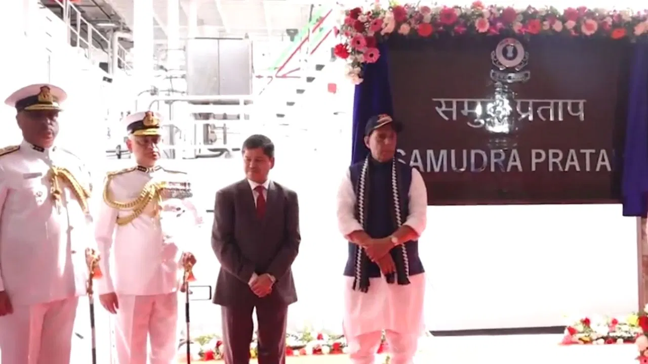 नए साल में भारत की बड़ी उपलब्धि, आज कोस्ट गार्ड्स को मिला प्रदूषण कंट्रोल करने वाला ‘समुद्र प्रताप’ नए साल में भारत की बड़ी उपलब्धि, आज कोस्ट गार्ड्स को मिला प्रदूषण कंट्रोल करने वाला 'समुद्र प्रताप'