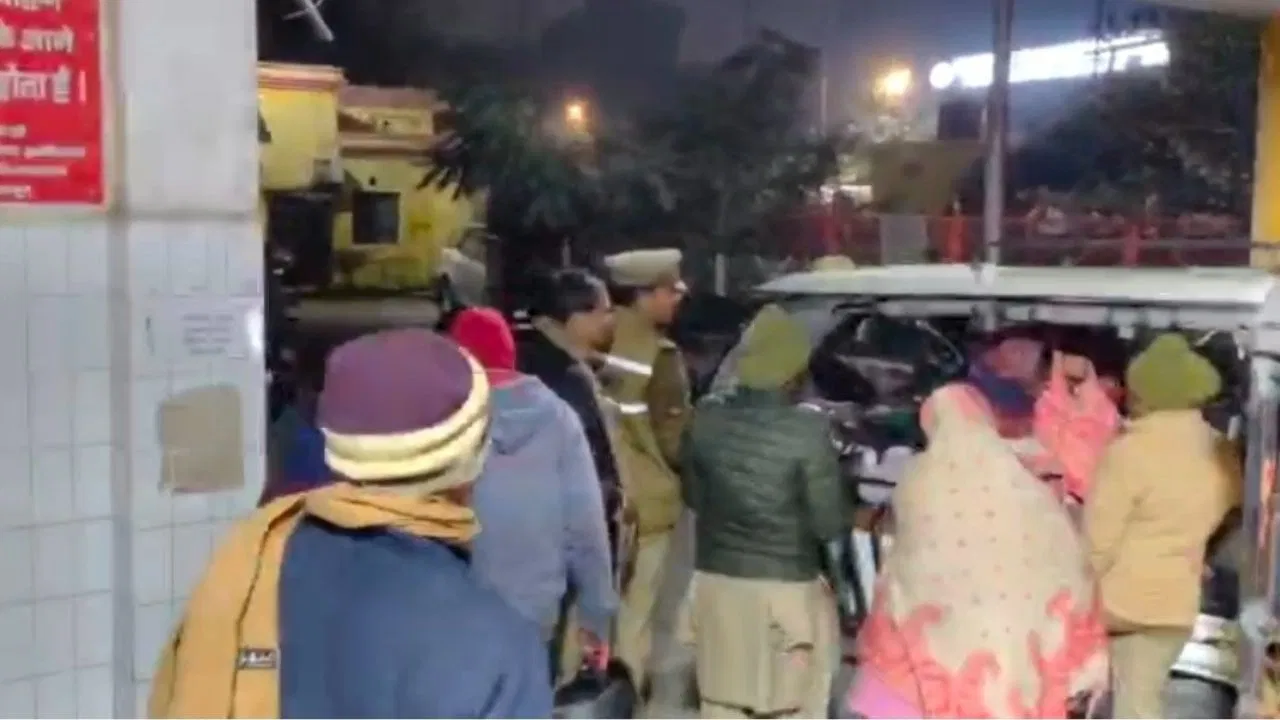 नकली सांप-छिपकली फेंकते, कभी चुभाते सेफ्टी पिन, फिर… गोरखपुर में चेन स्नैचिंग गिरोह का भंडाफोड़, 40 अरेस्ट नकली सांप-छिपकली फेंकते, कभी चुभाते सेफ्टी पिन, फिर... गोरखपुर में चेन स्नैचिंग गिरोह का भंडाफोड़, 40 अरेस्ट