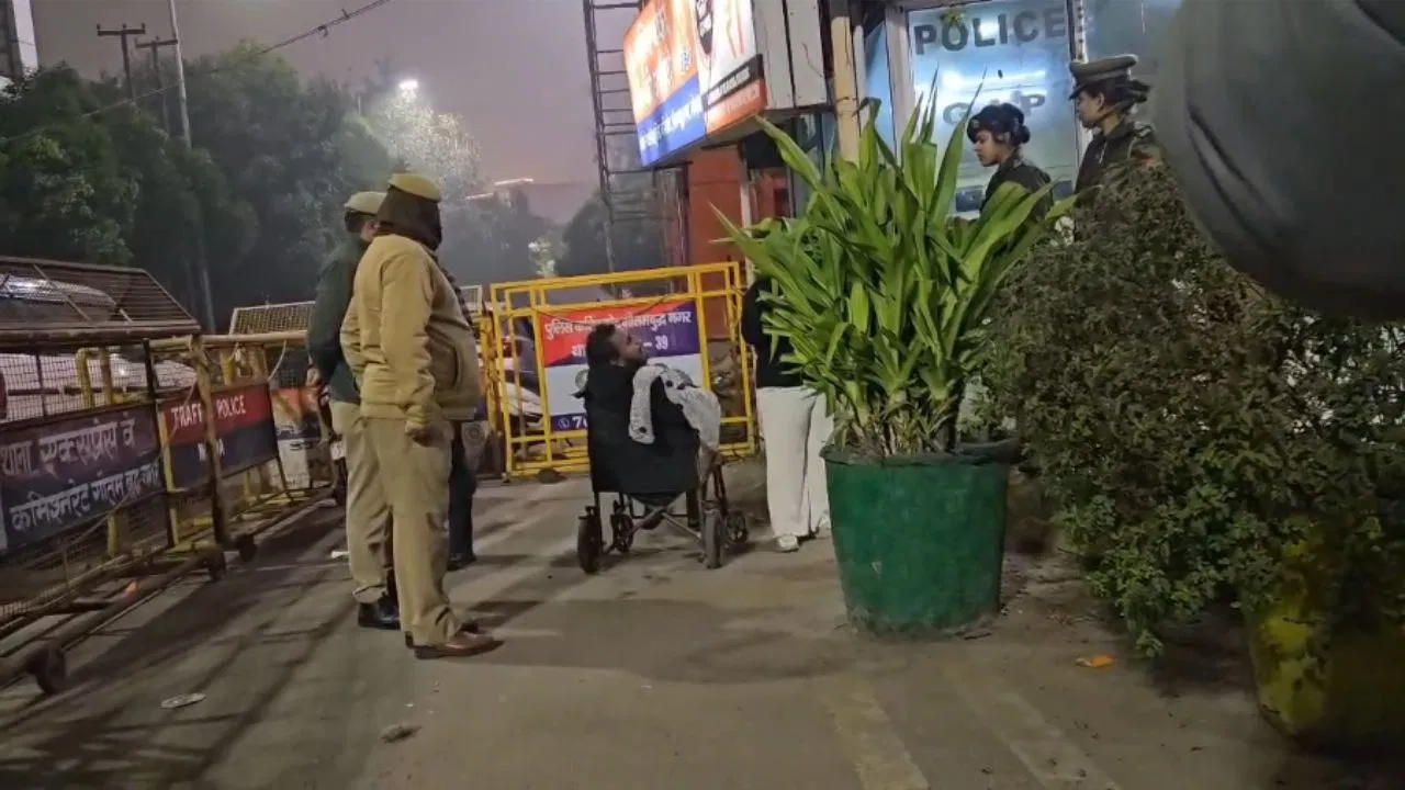 नशे में लड़खड़ाए लोग, किया हंगामा…नोएडा पुलिस ने व्हीलचेयर पर बुलवाया थाने नशे में लड़खड़ाए लोग, किया हंगामा...नोएडा पुलिस ने व्हीलचेयर पर बुलवाया थाने