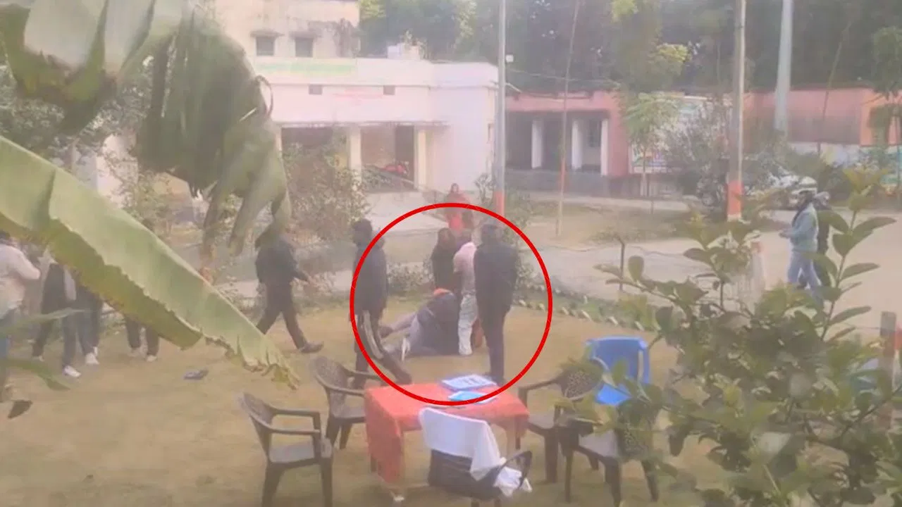 नेताजी की पिटाई का Video… वैशाली में JDU नेता को दबंगों ने दौड़ा-दौड़ाकर पीटा, देखते रह गए सभी नेताजी की पिटाई का Video... वैशाली में JDU नेता को दबंगों ने दौड़ा-दौड़ाकर पीटा, देखते रह गए सभी