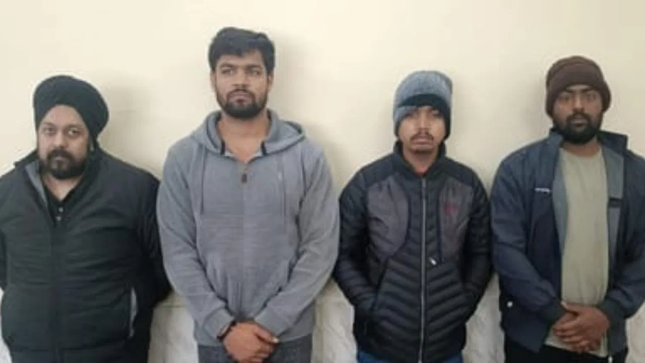 नोएडा: कागजों में कंपनियां, पैसों का जमकर ट्रांजेक्शन…100 करोड़ के GST घोटाले में क्यों जुड़ रहा इस इंस्पेक्टर का नाम? नोएडा: कागजों में कंपनियां, पैसों का जमकर ट्रांजेक्शन...100 करोड़ के GST घोटाले में क्यों जुड़ रहा इस इंस्पेक्टर का नाम?