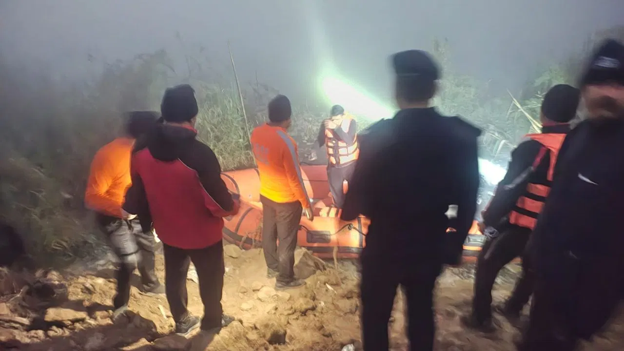 नोएडा में कोहरे और रफ्तार का कहर! मॉल के पानी से भरे बेसमेंट में समाई तेज रफ्तार कार, 5 घंटे के रेस्क्यू के बाद निकाला गया शव नोएडा में कोहरे और रफ्तार का कहर! मॉल के पानी से भरे बेसमेंट में समाई तेज रफ्तार कार, 5 घंटे के रेस्क्यू के बाद निकाला गया शव