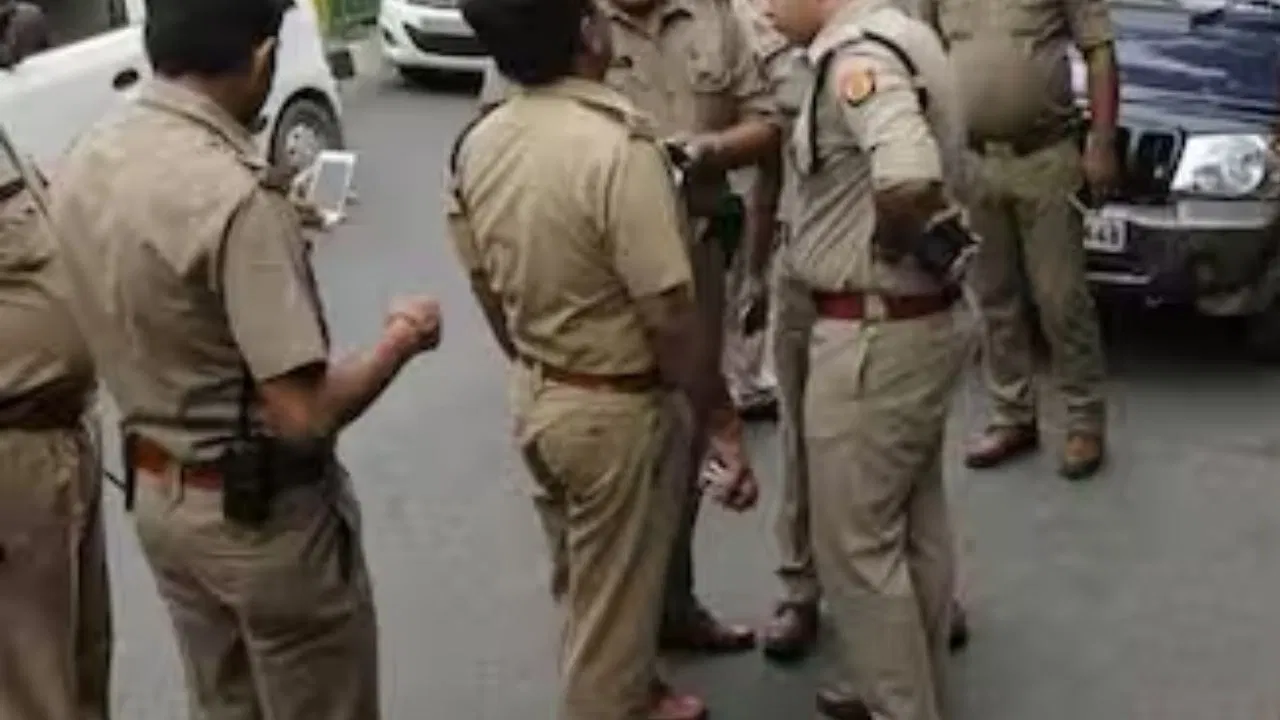 नोएडा में पति-पत्नी ने जहर खाकर किया सुसाइड, 3 बच्चों को भी खिलाया; हालत गंभीर नोएडा में पति-पत्नी ने जहर खाकर किया सुसाइड, 3 बच्चों को भी खिलाया; हालत गंभीर