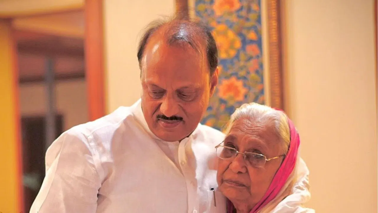 न्यूज देख रहीं मां ने जब देखी बेटे अजित पवार के प्लेन क्रैश की ब्रेकिंग, फिर घरवालों ने उठाया ये कदम न्यूज देख रहीं मां ने जब देखी बेटे अजित पवार के प्लेन क्रैश की ब्रेकिंग, फिर घरवालों ने उठाया ये कदम