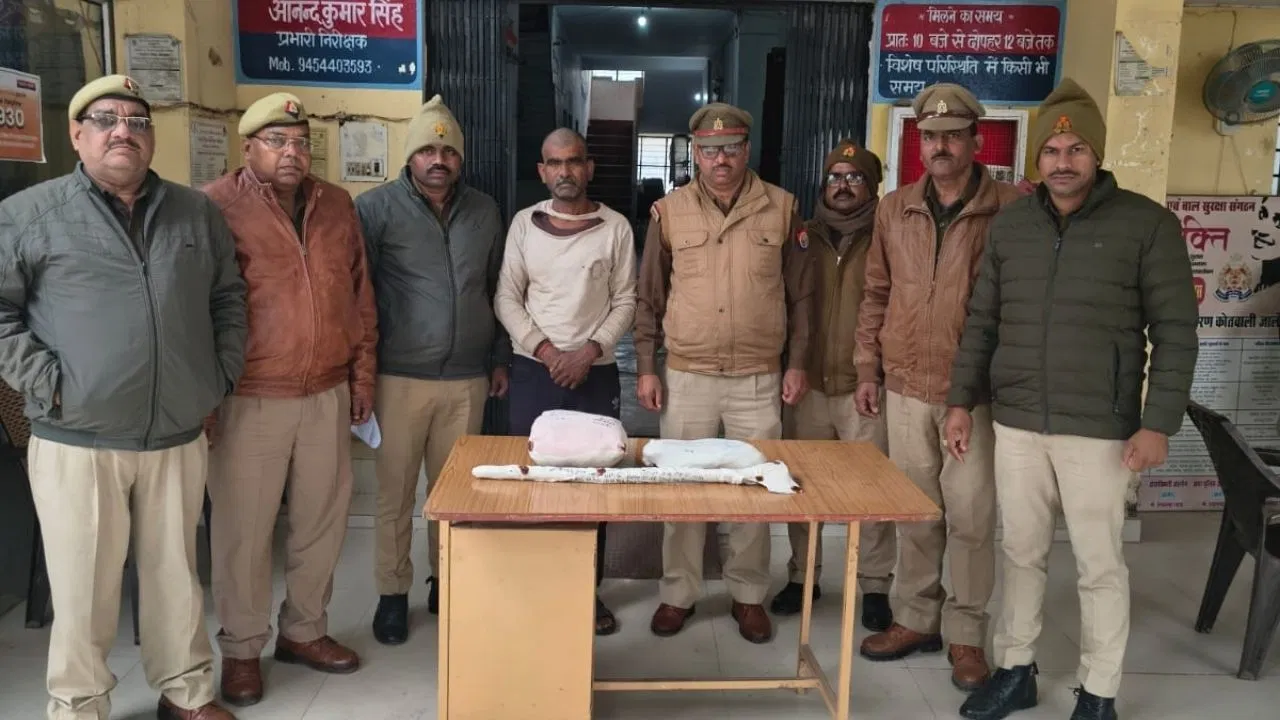 पत्नी से था अफेयर….जालौन में भाई ने ही भाई को कुल्हाड़ी से काटा, आरोपी गिरफ्तार पत्नी से था अफेयर....जालौन में भाई ने ही भाई को कुल्हाड़ी से काटा, आरोपी गिरफ्तार